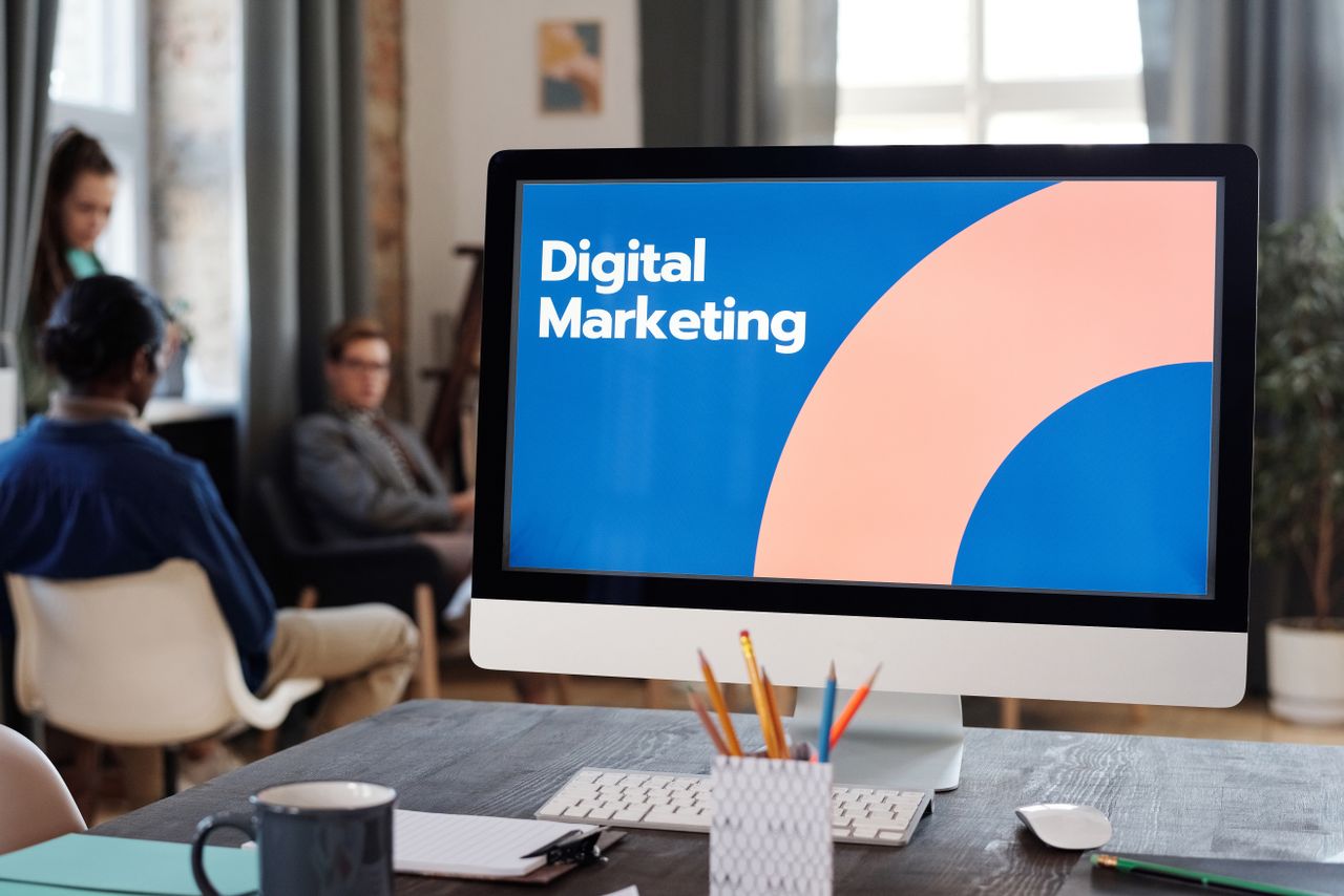 Comparison of paid media and organic marketing strategies
